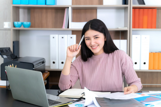 lifestyle-beautiful-asian-business-young-woman-using-laptop-computer-office-desk_1150-15422