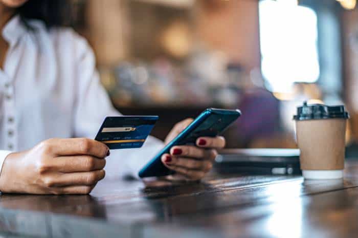 pay-goods-by-credit-card-through-smartphone-coffee-shop