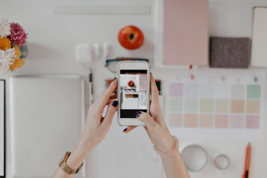 picture-female-hands-taking-portraits-desktop-with-stationery-glasses-apple-smartphone-1-1-1-1 (1)