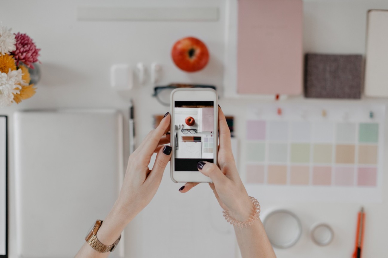 picture-female-hands-taking-portraits-desktop-with-stationery-glasses-apple-smartphone (1) (1) (1) (1)