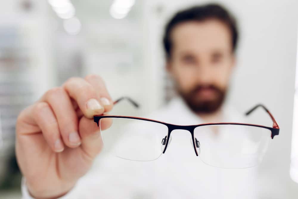 handsome-man-optics-shop (1)